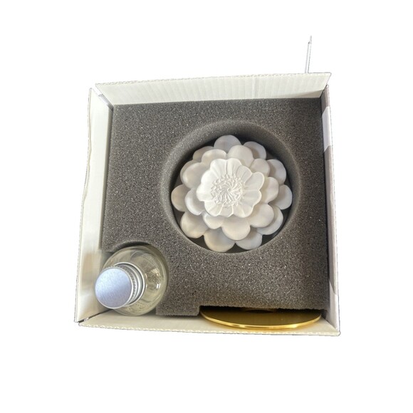 Dream Mini Crystal Edition Porcelain Flower Aroma Diffuser Fig Vetiver By Zodax - Picture 3 of 8